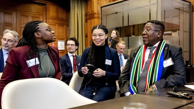 South Africa's delegation to the International Court of Justice (ICJ) (Bild: AFP)