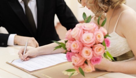 Ein Ehevertrag kann gut und gerecht für beide Parteien sein. (Bild: stock.adobe.com - Maria Sbytova)