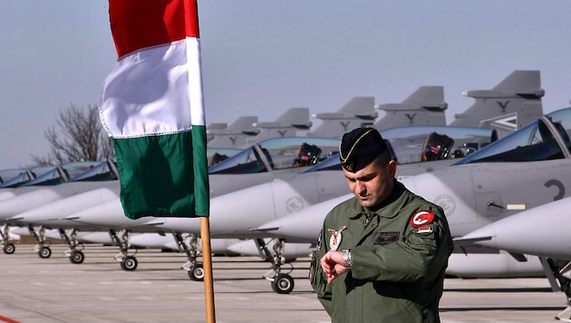 Archive image: The ceremonial handover of Swedish Gripen jets to Hungary's air force in 2008 (Bild: AFP)