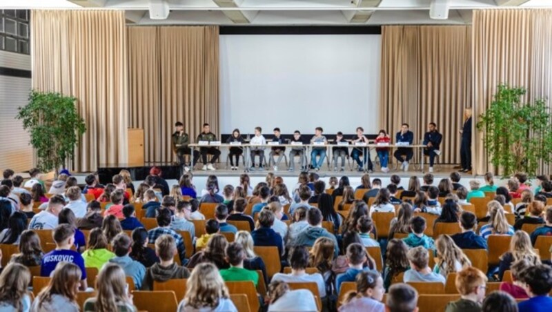 Der Festsaal in der Praxismittelschule Strebersdorf war voll. (Bild: Mario Urbantschitsch)