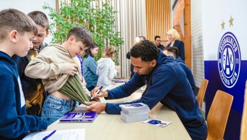 Marvin Martins erzählte locker und schrieb nach der Fragerunde unzählige Autogramme. (Bild: Mario Urbantschitsch)