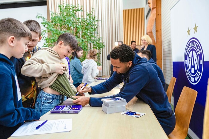Marvin Martins erzählte locker und schrieb nach der Fragerunde unzählige Autogramme.