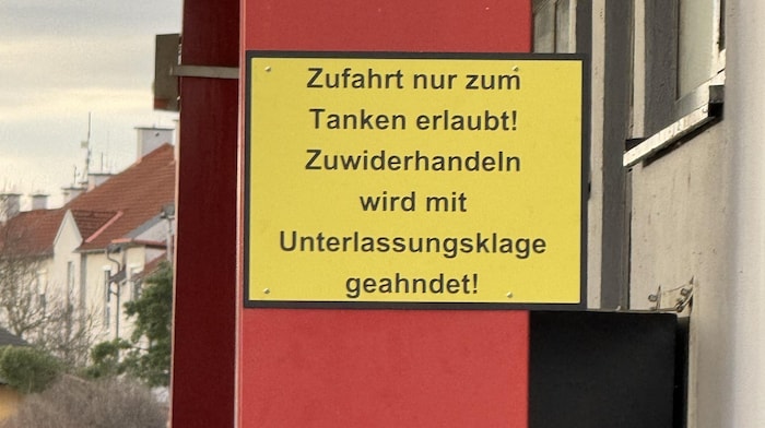 Ein Hinweisschild macht auf mögliche Klagen aufmerksam. Es ist für Autolenker bei der Zufahrt ...