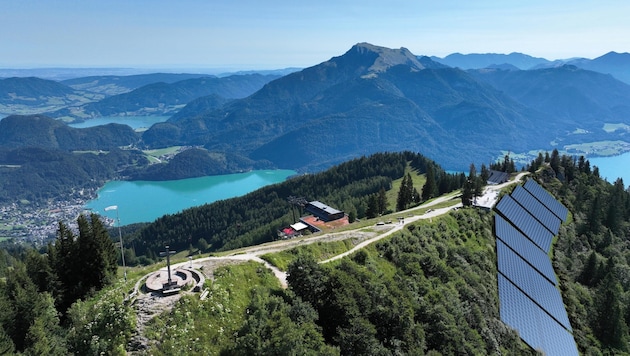 Hoch über dem Wolfgangsee sind rund 3600 Quadratmeter Photovoltaik-Paneele geplant. (Bild: Zwölferhorn-Seilbahn GesmbH)