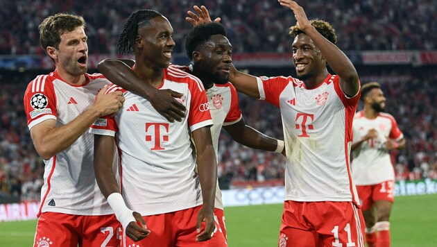 Mathys Tel (2.v.l.) hat sich in die Herzen vieler Bayern-Fans gespielt. (Bild: APA/AFP/CHRISTOF STACHE)