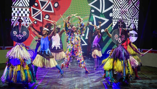 Farbenfroh, akrobatisch, spektakulär. Bis zum 3. März gastiert „Afrika! Afrika!“ auf der Zirkuswiese beim Salzburger Messezentrum. Eine bunte Show aus Akrobatik, Jonglage, Street- und Breakdance, untermalt von der eigenen Band. (Bild: Scharinger Daniel)