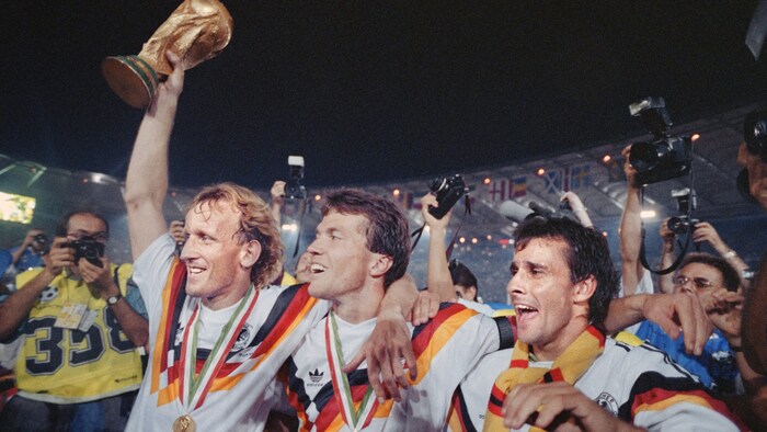 Andreas Brehme (links) mit Lothar Matthäus (Mitte) und Pierre Littbarski.
