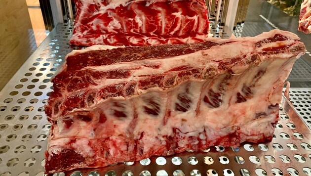 Auf bestes Fleisch aus einem Fleischereibetrieb hatte es die Mitarbeiterin abgesehen. (Bild: Christian Schulter)