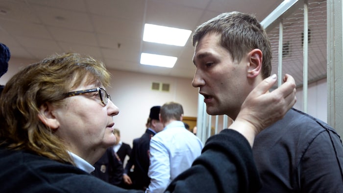 Oleg Navalny and his mother Lyudmila Navalnaya in 2014