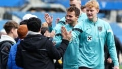 Matthias Seidl (M.) und Nicolas Seiwald mit jungen Fans. (Bild: GEPA pictures/ Armin Rauthner)