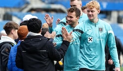 Matthias Seidl (M.) und Nicolas Seiwald mit jungen Fans. (Bild: GEPA pictures/ Armin Rauthner)