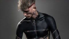 Machine Gun Kelly hat seinen Oberkörper fast komplett Schwarz tätowieren lassen.  (Bild: www.instagram.com/machinegunkelly)