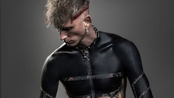 Machine Gun Kelly hat seinen Oberkörper fast komplett Schwarz tätowieren lassen.  (Bild: www.instagram.com/machinegunkelly)