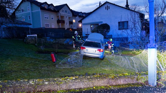 Eines der Fahrzeuge durchbrach einen Zaun und landete in einem Garten. (Bild: Martin Scharinger / Team FotoKerschi.at)