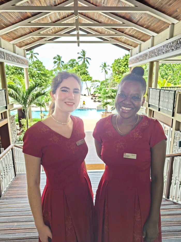 Ladies in Red sind eine Art Concierge im Kempinski Seychelles Resort.