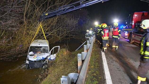 Am Fahrzeug entstand ein großer Schaden (Bild: Manfred Fesl)
