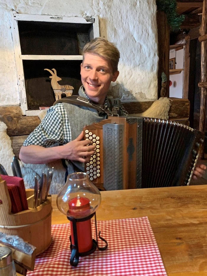 Auf der urigen Rösteralm spielt der Wirt persönlich auf.