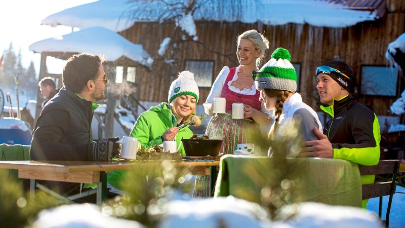 Almkulinarik by Richard Rauch: Der in Deutschland aus der TV-Kochsendung „Küchenschlacht“ bekannte Haubenkoch entwickelte mit Wirten Gerichte, die auf den Almen, wie hier auf dem Ederhof in der Ramsau, kredenzt werden. (Bild: TVB SD - Tom Lamm)