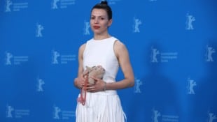 Anja Plaschg sorgte bei der Premiere von „Des Teufels Bad“ mit ihrer Schweinchen-Tasche für ein Blitzlichtgewitter. (Bild: APA/AFP/Ronny HARTMANN)