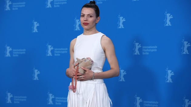 Anja Plaschg sorgte bei der Premiere von „Des Teufels Bad“ mit ihrer Schweinchen-Tasche für ein Blitzlichtgewitter. (Bild: APA/AFP/Ronny HARTMANN)