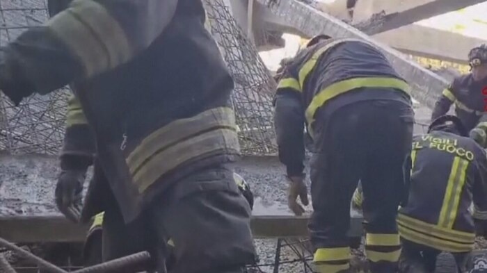 Feuerwehrleute auf der Baustelle