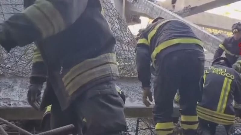 Feuerwehrleute auf der Baustelle (Bild: kameraOne)