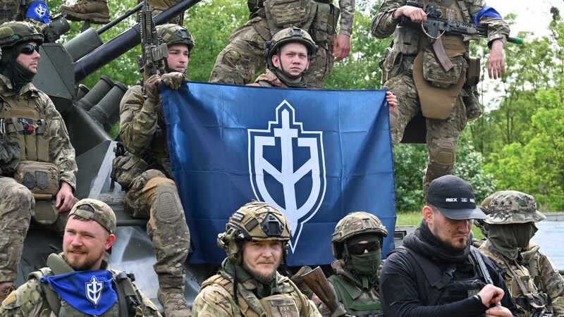 Mitglieder des „Russischen Freiwilligenkorps“ bei einem Medientermin in der Ukraine nahe der russischen Grenze (Bild: AFP)