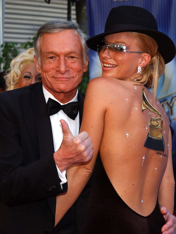 Playmate Zoe Gregory mit Hugh Hefner bei den Grammy Awards 2002