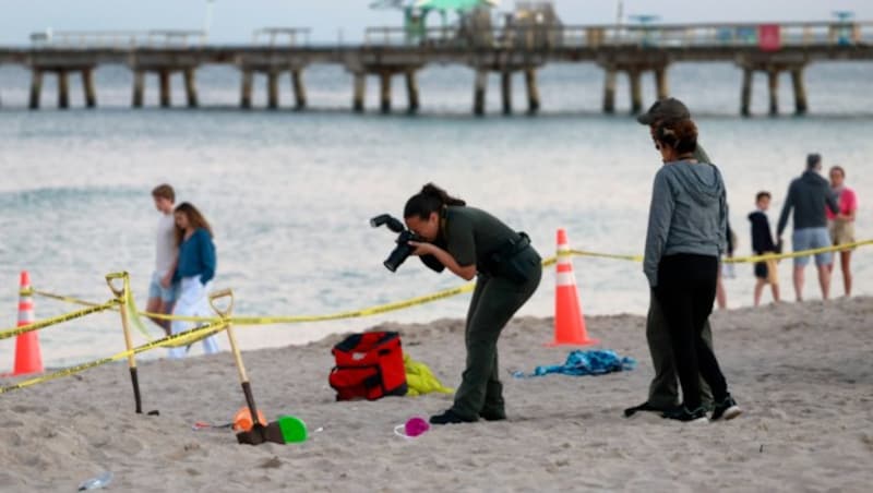 Das Mädchen wurde am Strand unter den Sandmassen begraben. (Bild: AP)