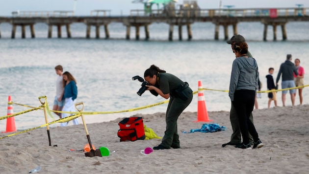 Dívka byla pohřbena na pláži pod masou písku. (Bild: AP)
