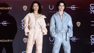 Zendaya und Timothée Chalamet erschienen bei einer „Dune: Part Two“-Pressekonferenz in Korea im futuristischen Partnerlook. (Bild: APA/AFP/ANTHONY WALLACE)