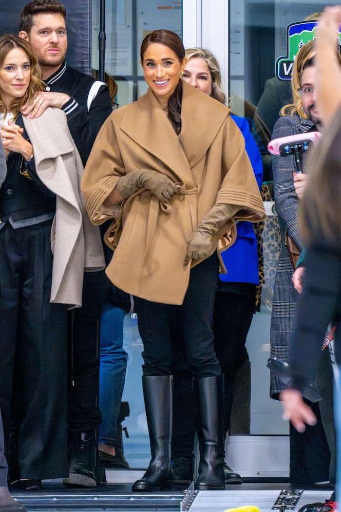 Meghan in einem Alpaka-Cape.