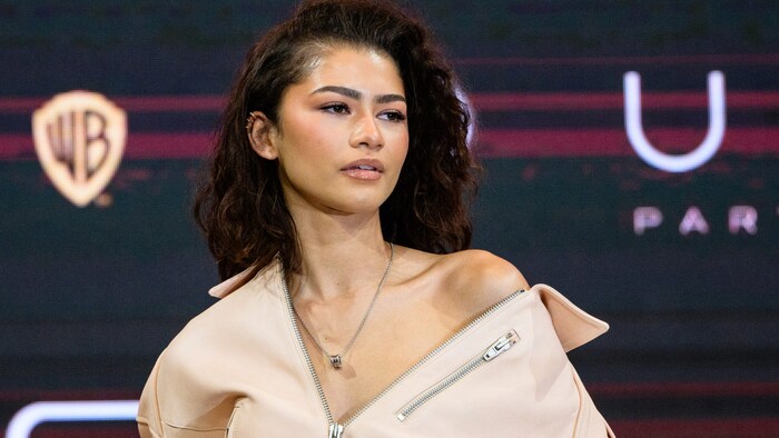 Zendaya zeigte ihre nackte Schulter.