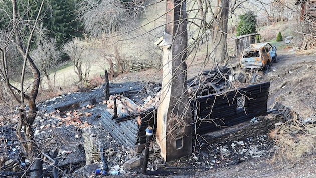 Z třípatrového dřevěného domu zbyly jen trosky a popel. (Bild: Christian Jauschowetz)