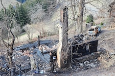 Von dem dreistöckigen Holzhaus blieb nur Schutt und Asche. (Bild: Christian Jauschowetz)