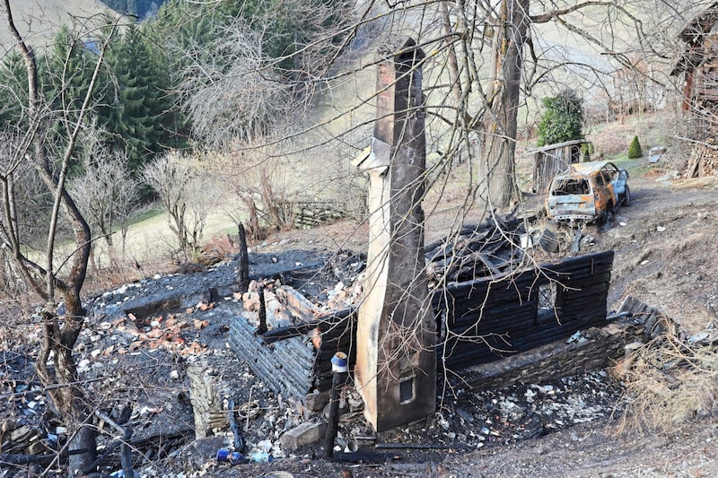 Von dem dreistöckigen Holzhaus blieb nur Schutt und Asche. (Bild: Christian Jauschowetz)