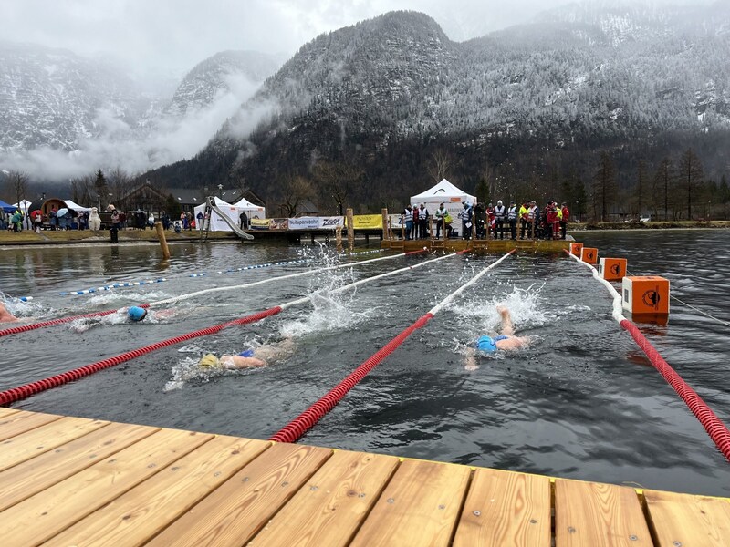 Das diesjährige Eisschwimmen am Hallstätter See ist das 6. in Folge und findet im Strandbad Untersee statt. Es wird damit erstmals am Nordufer des Hallstätter Sees auf dem Gemeindegebiet von Bad Goisern ausgetragen und zur Gänze von der örtlichen Wasserrettung veranstaltet. Datum: Samstag, 24. Februar Infolink: www.eisschwimmen.at (Bild: ÖWR Goisern)