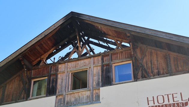 Das Dach wurde bei einem Brand zerstört. Nun dringt Wasser ungehindert ein. (Bild: Birbaumer Christof)