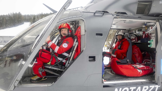 Alexander Rohrmoser (links) hat den Überblick: Im Hubschrauber gibt er als Co-Pilot den Weg an, am Boden versorgt er als Sanitäter die Patienten. (Bild: Scharinger Daniel)