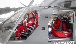 Alexander Rohrmoser (links) hat den Überblick: Im Hubschrauber gibt er als Co-Pilot den Weg an, am Boden versorgt er als Sanitäter die Patienten. (Bild: Scharinger Daniel)