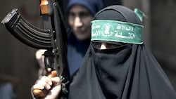 Das Verbot soll zunächst fünf Jahre gelten. Betroffen sind auch mit der Hamas verwandte Organisationen. Im Bild: eine Unterstützerin der Palästinenserorganisation (Bild: AFP)