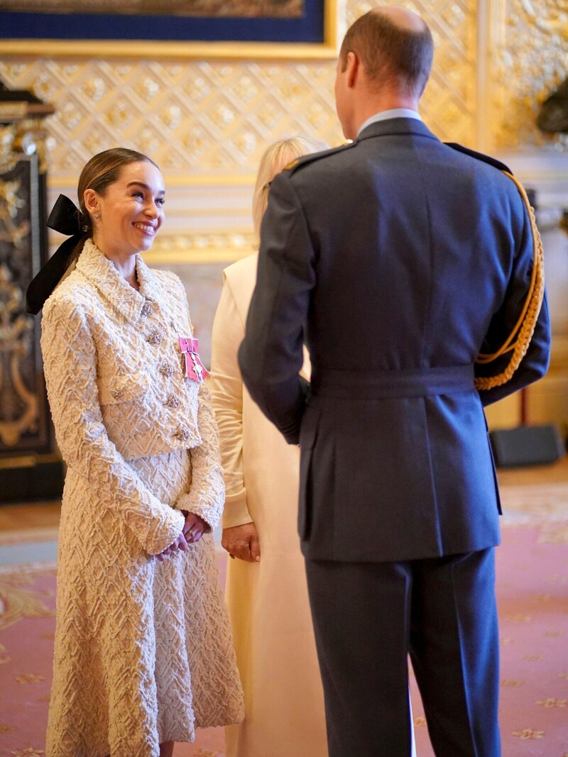 Emilia Clarke strahlt Prinz William an. (Bild: APA/Yui Mok/PA via AP)