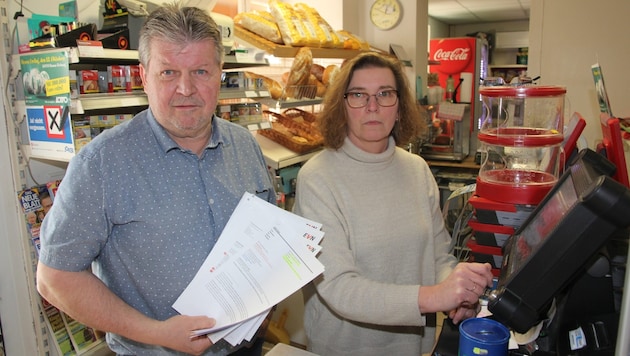 Karin Gass élelmiszerboltos és férje nyomás alatt van: az üzlet március 29-én bezár. (Bild: Andreas Leisser)