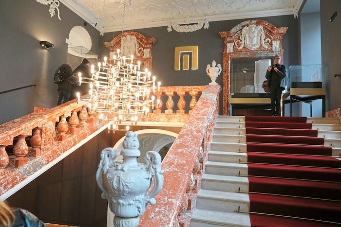 Da ist für jeden etwas dabei: Unter den Hammer kommen auch Sparbüchsen, Schneekugeln, ...