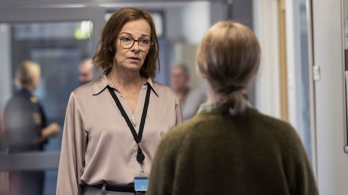 Iris muss sich gegen so manche alteingesessenen Kollegen durchsetzen.