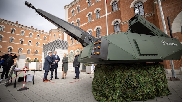 Weighs three tons, fits on a Pandur Evo and fires AHEAD ammunition and Mistral missiles: the "Skyranger 30" turret, which will protect army convoys from drones in the future. In the background: Federal Chancellor Nehammer, Defense Minister Tanner. (Bild: BMLV/Daniel TRIPPOLT)