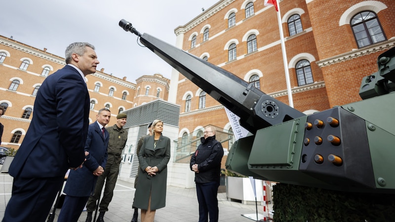 Die Nebelwerfer-Kartuschen, vor denen sich der Kanzler aufhielt, waren zum Glück nur Attrappen.  (Bild: Andy Wenzel)