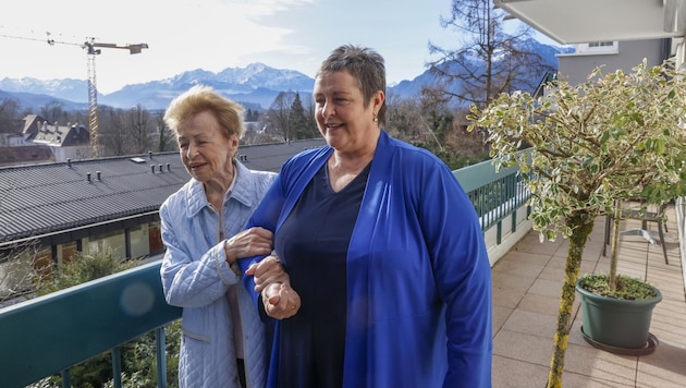 Hemetsberger-Wasserbauer (rechts) kümmert sich selbst um ihre 88-jährige Mutter. Sie hoffte auf eine Anstellung beim Land. (Bild: Tschepp Markus)