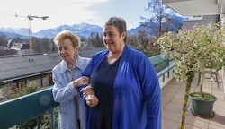 Hemetsberger-Wasserbauer (rechts) kümmert sich selbst um ihre 88-jährige Mutter. Sie hoffte auf eine Anstellung beim Land. (Bild: Tschepp Markus)