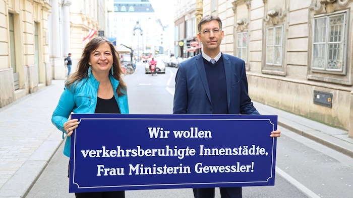 Verkehrsstadträtin Ulli Sima (SPÖ) und der Bezirksvorsteher der Inneren Stadt, Markus Figl ...